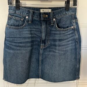 Madewell denim mini skirt size 25 (jeans sizing, equivalent is size 2)